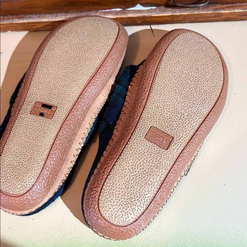 Toms Green and Black Plaid Slippers size 9 - Picture 4 of 5